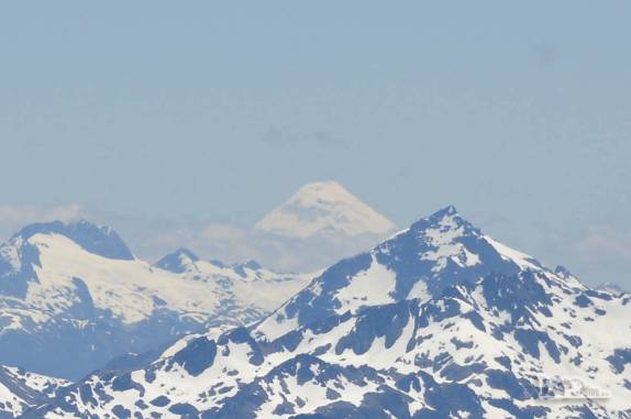 O vulcão Osorno, no lado chileno, visto do cume do Cerro Piltriquitrón, em El Bolsón, na Argentina